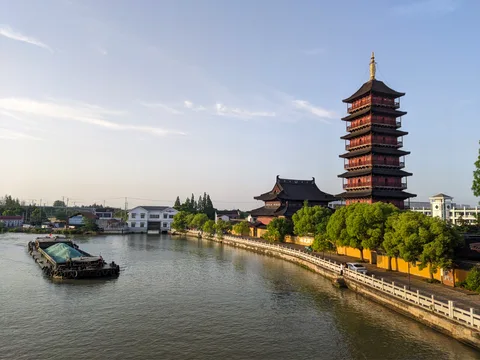 水巷塔影